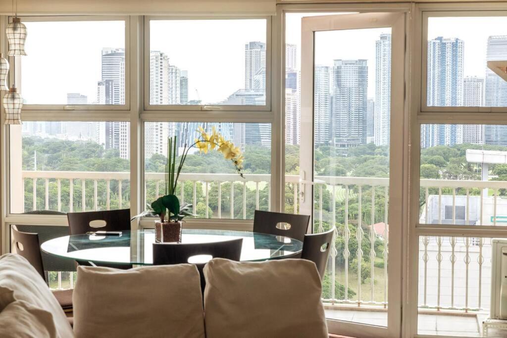 Cozy 2-Bedroom In The Venice Luxury Residences มะนิลา ภายนอก รูปภาพ